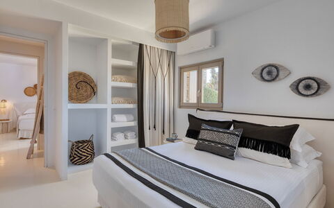 Villa Almatea: Bett, Interior Design, Möbel, Schlafzimmer, Bedding, Holz, Decke, Bettdecke, Fussboden, Zuhause
