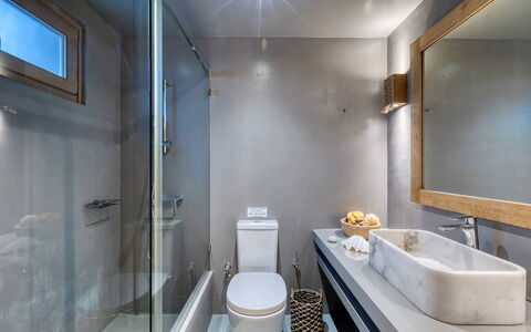 Villa Almatea: Armatur, Badezimmer, Flooring, Interior Design, Sinken, Fussboden, Zapfhahn, Installation, Decke, Beleuchtung