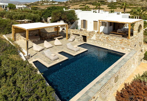 Villa Almatea: Schwimmbad, Resort, Estate, Flagstone, Villa, Stuhl, Gartenmöbel, Water Feature, Outdoor Struktur, Terrasse