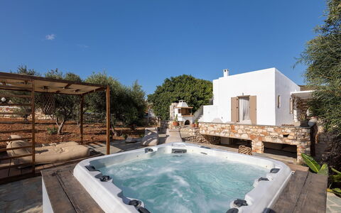 Villa Ayra: Resort, Gartenmöbel, Stuhl, Schwimmbad, Sonnenliege, Eco Hotel, Villa