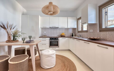 Villa Ayra: Interior Design, Möbel, Flooring, Küche, Countertop, Holz, Decke, Fussboden, Light Fixture, Zuhause