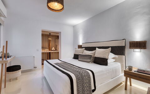 Villa Ayra: Bett, Schlafzimmer, Interior Design, Möbel, Bedding, Bettdecke, Holz, Linens, Textil, Decke