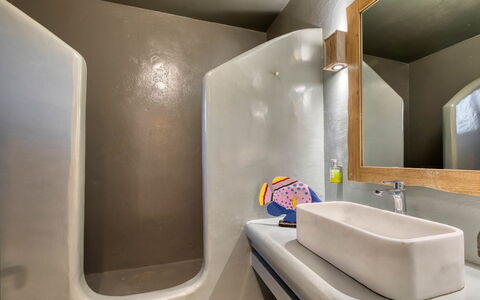 Villa Ayra: Flooring, Armatur, Fussboden, Installation, Zapfhahn, Badezimmer, Sinken, Bad Sink, Fliese, Spiegel