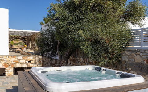 Villa Ayra: Armatur, Badewanne, Resort, Natürliches Material, Schwimmbad, Jacuzzi, Schatten, Design, Hotel