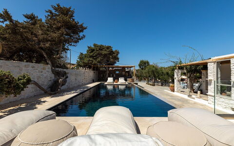 Villa Emera: Gartenmöbel, Freizeit, Resort, Schwimmbad, Urlaub, Schatten, Sonnenliege, Stuhl, Hotel, Villa
