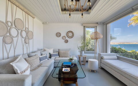 Villa Emera: Möbel, Interior Design, Couch, Zuhause, Fussboden, Tabelle, Wohnung, Wohnzimmer, Decke, Zimmer