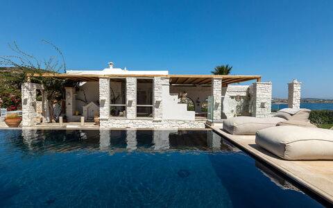 Villa Emera: Resort, Villa, Gartenmöbel, Sonnenliege, Ferienort, Schwimmbad