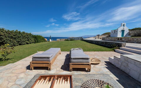 Villa Emera: Blau, Gartenmöbel, Möbel, Meer, Ozean, Schatten, Küste, Resort, Walkway, Tisch Im Freien