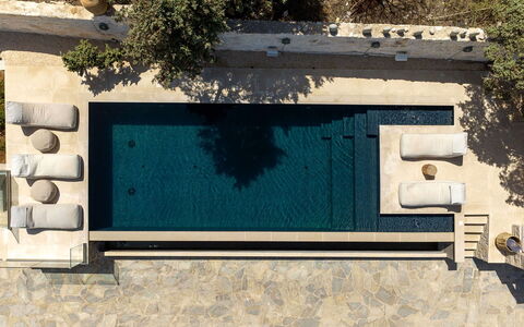 Villa Emera: Verbundwerkstoff, Gartenmöbel, Schwimmbad, Schatten, Beton, Sonnenliege, Schatten, Water Feature