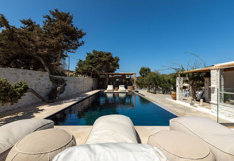 Villa Emera: Gartenmöbel, Freizeit, Resort, Schwimmbad, Urlaub, Schatten, Sonnenliege, Stuhl, Hotel, Villa