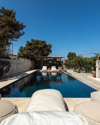 Villa Emera: Gartenmöbel, Freizeit, Resort, Schwimmbad, Urlaub, Schatten, Sonnenliege, Stuhl, Hotel, Villa