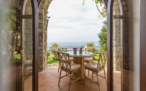 Villa Olivia: Möbel, Stuhl, Interior Design, Tabelle, Meer, Resort, Ozean, Küche & Esszimmer Tisch, Kaffetisch, Eco Hotel
