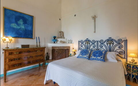 Villa Olivia: Interior Design, Möbel, Flooring, Fussboden, Zimmer, Schlafzimmer, Linens, Bett, Zimmerpflanze, Blumentopf