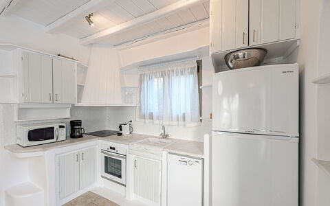 Villa Valentine: Küche, Küchengerät, Major Appliance, Möbel, Interior Design, Countertop, Cabinetry, Flooring, Haushaltsgerät, Kühlschrank