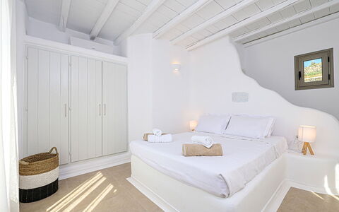 Villa Valentine: Wohnung, Möbel, Zuhause, Schlafzimmer, Bett, Kissen, Dekokissen, Hotel, Bedding, Resort