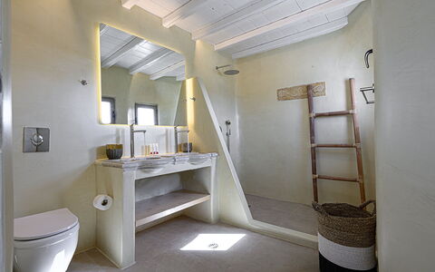 Villa Valentine: Wand, Flooring, Armatur, Fussboden, Interior Design, Decke, Badezimmer, Beleuchtung, Zimmer, Installation