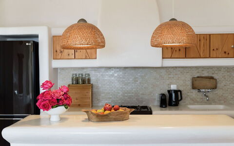 Villa Joy: Möbel, Küche, Countertop, Interior Design, Holz, Light Fixture, Cabinetry, Flooring, Beleuchtung, Küchengerät