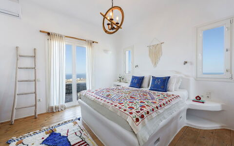 Villa Joy: Blau, Möbel, Zuhause, Schlafzimmer, Wohnung, Bett, Bettdecke, Bedding, Linens, Resort