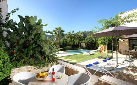 Villa Amaranta: Schwimmbad, Gartenmöbel, Möbel, Resort, Regenschirm, Sonnenliege, Stuhl, Eco Hotel, Garten