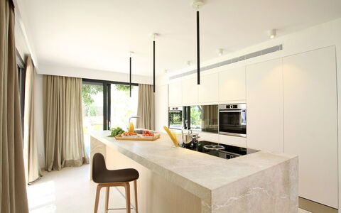 Villa Amaranta: Interior Design, Flooring, Countertop, Möbel, Küche, Fussboden, Wand, Holz, Light Fixture, Decke