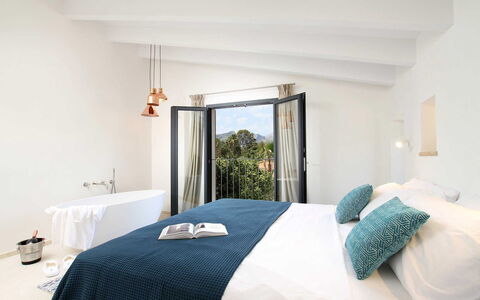 Villa Amaranta: Zuhause, Möbel, Interior Design, Schlafzimmer, Linens, Bett, Resort, Stuhl, Bedding, Lampe