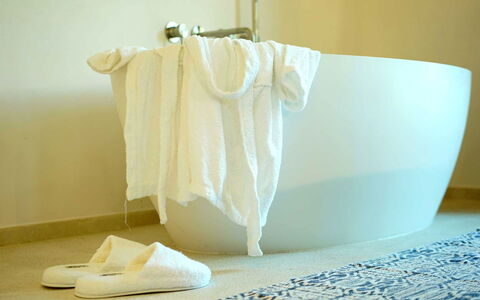 Villa Amaranta: Badewanne, Linens, Badezimmer, Installation, Armatur, Vorhang, Handtuch