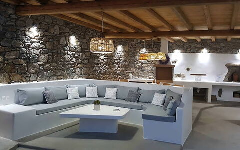 Villa Elmas: Möbel, Interior Design, Couch, Flooring, Fussboden, Tabelle, Wohnzimmer, Zuhause, Kaffetisch