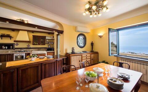 Villa Tortuga: Möbel, Interior Design, Holz, Tabelle, Küche & Esszimmer Tisch, Flooring, Decke, Fussboden, Zimmer, Esszimmer