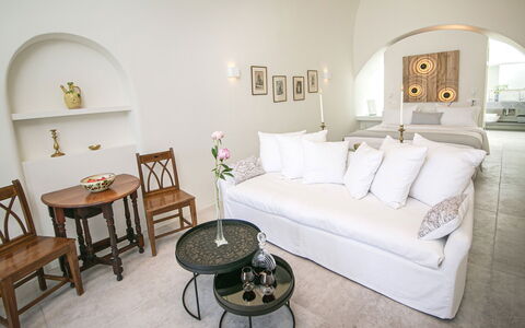 Caldera Suite: Möbel, Interior Design, Wand, Couch, Flooring, Fussboden, Zuhause, Wohnzimmer, Beleuchtung, Wohnung