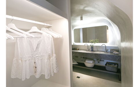 Caldera Suite: Interior Design, Flooring, Fussboden, Armatur, Decke, Installation, Light Fixture, Badezimmer