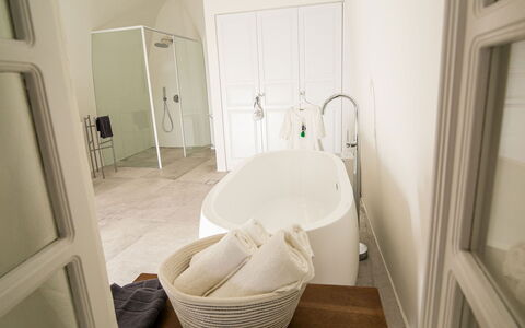 Aloy Suite: Flooring, Interior Design, Badewanne, Fussboden, Armatur, Badezimmer, Möbel, Beleuchtung, Installation, Zuhause