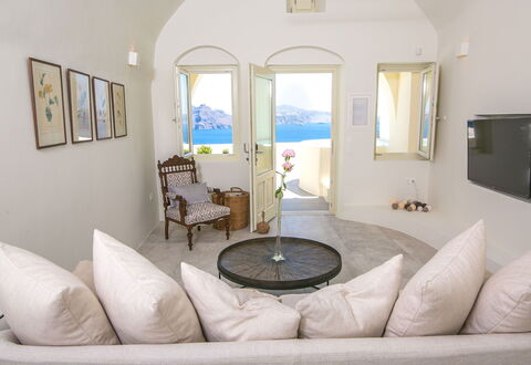 Aloy Suite: Möbel, Couch, Interior Design, Wohnung, Zuhause, Stuhl, Meer, Resort, Decke