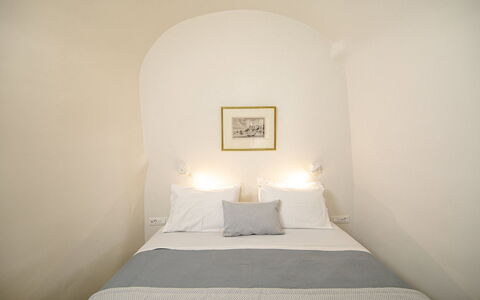 Palea: Wand, Schlafzimmer, Interior Design, Decke, Bett, Fussboden, Beleuchtung, Bettdecke, Zuhause, Bedding