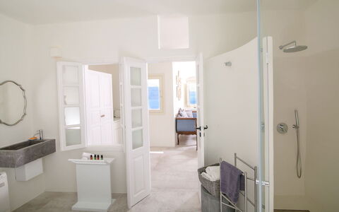 Mide: Interior Design, Flooring, Wand, Fussboden, Decke, Möbel, Armatur, Zimmer, Beleuchtung, Badezimmer