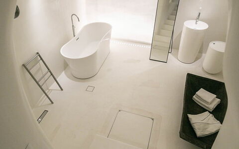 Kameni: Fussboden, Interior Design, Flooring, Decke, Badewanne, Badezimmer, Design, Light Fixture, Gips, Armatur