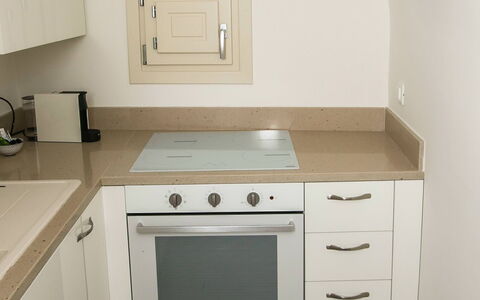 Villa Nea: Holz, Flooring, Interior Design, Küche, Küchengerät, Countertop, Fussboden, Decke, Cabinetry, Major Appliance