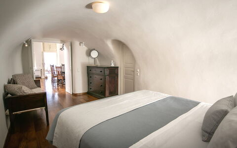 Villa Nea: Möbel, Interior Design, Flooring, Fussboden, Schlafzimmer, Zuhause, Bett, Zimmer, Decke, Bettrahmen