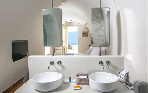 Villa Nea: Wand, Interior Design, Armatur, Flooring, Sinken, Bad Sink, Zapfhahn, Badezimmer, Fussboden, Beleuchtung
