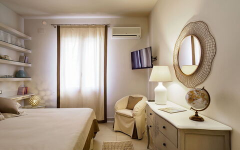 Mulberry House: Möbel, Bett, Schlafzimmer, Interior Design, Wand, Bedding, Bettdecke, Holz, Decke, Zimmer