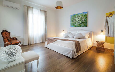 Sun Stone: Möbel, Interior Design, Flooring, Bett, Fussboden, Holz, Schlafzimmer, Decke, Zimmer, Holzboden
