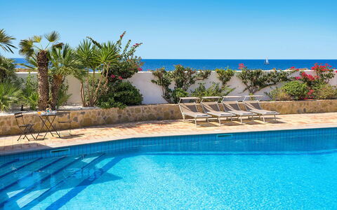 Cala Diletta: Blau, Möbel, Schwimmbad, Resort, Gartenmöbel, Stuhl, Eco Hotel, Schatten, Hotel, Zimmerpflanze