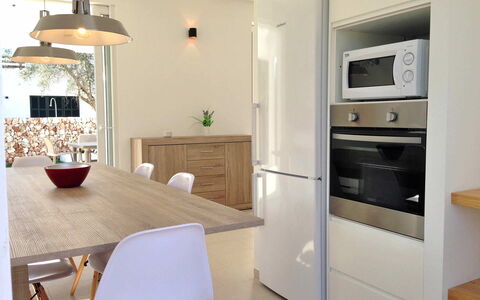 Nure Villa 2: Möbel, Interior Design, Flooring, Fussboden, Countertop, Küche, Cabinetry, Stuhl, Holz, Light Fixture