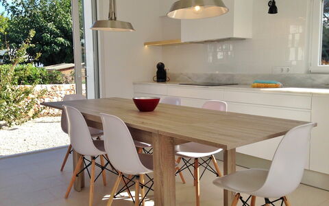 Nure Villa 2: Möbel, Flooring, Interior Design, Fussboden, Wand, Tabelle, Holz, Küche & Esszimmer Tisch, Stuhl, Esszimmer