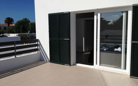 Nure Villa 2: Home Door, Balkon, Schatten, Glas, Fensterabdeckung, Daylighting, Aluminium