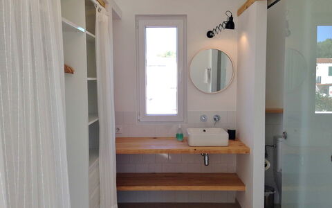Nure Villa 2: Wand, Bad Sink, Interior Design, Armatur, Holz, Flooring, Fussboden, Spiegel, Sinken, Badezimmer