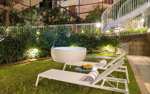 Suite Plumbago: Möbel, Interior Design, Gartenmöbel, Garten, Stuhl, Zimmerpflanze, Hinterhof, Blumentopf, Eco Hotel, Schatten