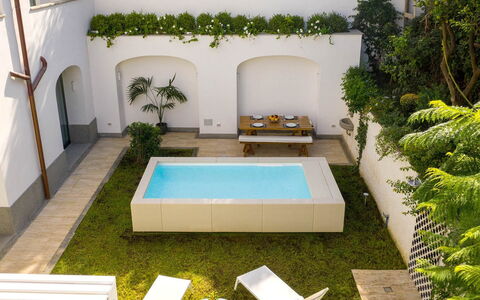 Jacaranda House: Schwimmbad, Verbundwerkstoff, Garten, Freizeit, Landscaping, Hinterhof, Garten, Kunstrasen, Schatten, Design