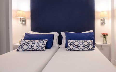 Jacaranda House: Blau, Bett, Schlafzimmer, Möbel, Bedding, Bettdecke, Linens, Interior Design, Kissen, Dekokissen