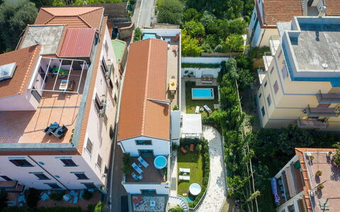 Jacaranda House: Gebäude, Wohngebiet, Haus, Zuhause, Nachbarschaft, \Stadt, Dach, Wohnung, Urban Design, Menschliche Siedlung