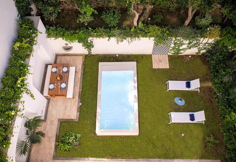 Jacaranda House: Schwimmbad, Gartenmöbel, Resort, Garten, Freizeit, Water Feature, Hinterhof, Hof, Eco Hotel, Landscaping